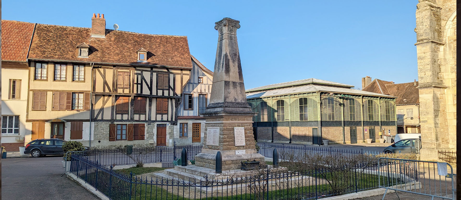 Pan-de-bois-et-monument-aux-Mort-à-Chaource