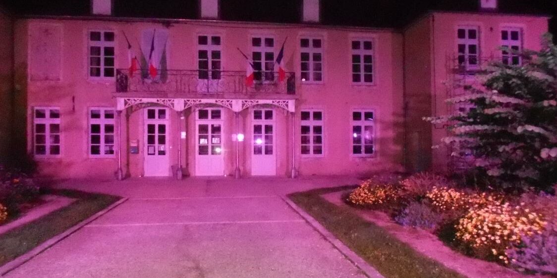Pour Octobre rose, la façade de la Mairie se colore de rose