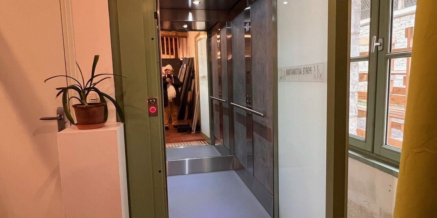 Monte charge bibliothèque Chaource