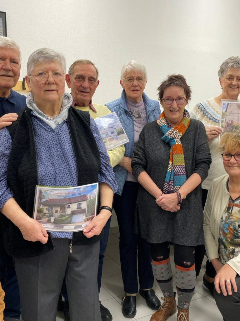 les-prix-ont-ete-remis-aux-laureats-du-concours-de-maisons-fleuries-1765046760