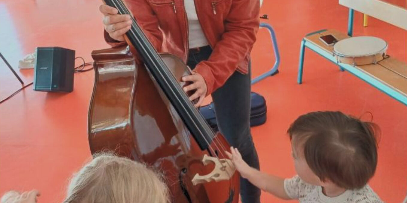 Petits-et-grands-émerveillés-par-les-cordes-frottées