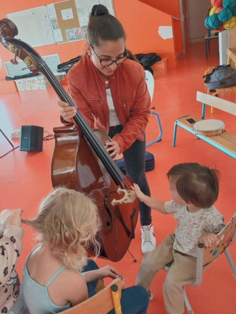 Petits-et-grands-émerveillés-par-les-cordes-frottées